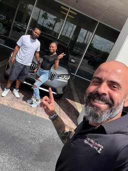 Cliente satisfeito com a compra do carro nos EUA, ao lado do David